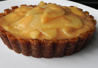 Pærepai med kanelsaus